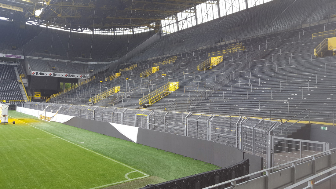 Stadion Rote Erde en face du signal Iduna Park par Borussia